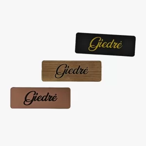 Graviruotos vardų kortelės – gaminamos iš faneros, metalo ar metalizuoto dvispalvio plastiko pagal individualų dizainą. Tinka renginiams, įmonėms, šventėms.