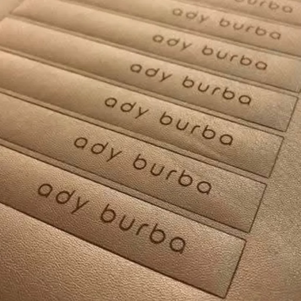 Lazeriu pjauta odinė detalė su graviravimu – odos pjovimo ir graviravimo paslauga pagal individualų dizainą