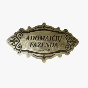 Graviruota medinė lenta sodybai – individualus dizainas, pjovimas ir graviravimas lazeriu pagal užsakymą