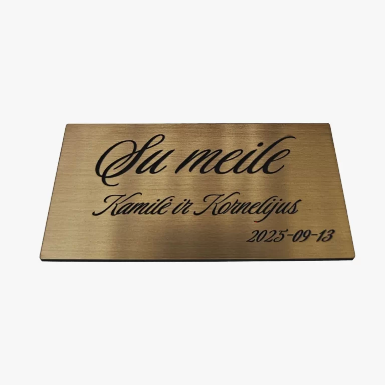 Graviruota metalizuoto plastiko lentelė su užrašu „Su meile“ – skirta tvirtinti ant dovanos