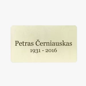 Antkapinė lentelė iš metalizuoto plastiko su graviruotu vardu, pavarde, gimimo ir mirties data – ilgaamžiškas ir atsparu sprendimas.