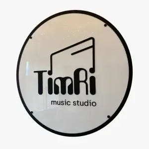 Plastikinė iškaba su įmonės logotipu, pagaminta lazeriniu pjovimu – tiksli ir estetiška interjero detalė.