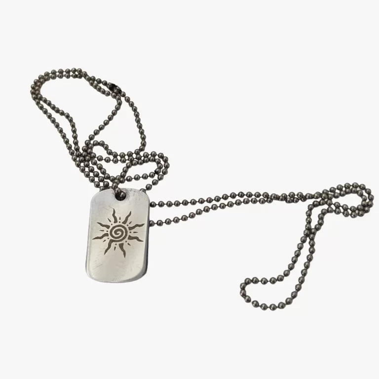 Metalinis pakabukas ant kaklo su saulės simboliu, išgraviruotas lazeriu