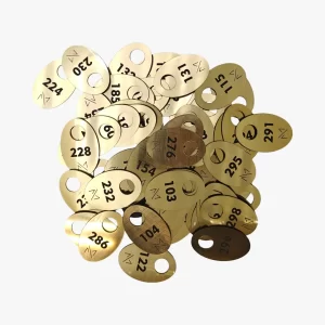 Graviruoti rūbinės numerėliai iš metalizuoto plastiko – ilgaamžiai, estetiški ir tinkami viešosioms erdvėms ar renginiams.