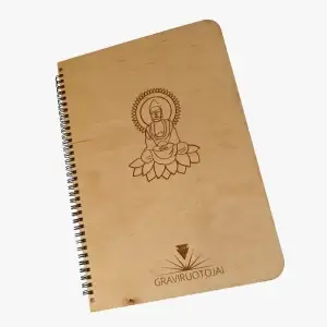 Užrašų knygutė su graviruotu faneros viršeliu – natūralus ir personalizuotas sprendimas su įmonės logotipu, palinkėjimu ar pasirinktu dizainu.