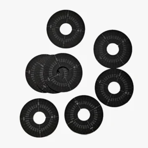 Metalizuoto plastiko diskai su graviruotomis techninėmis skalėmis.