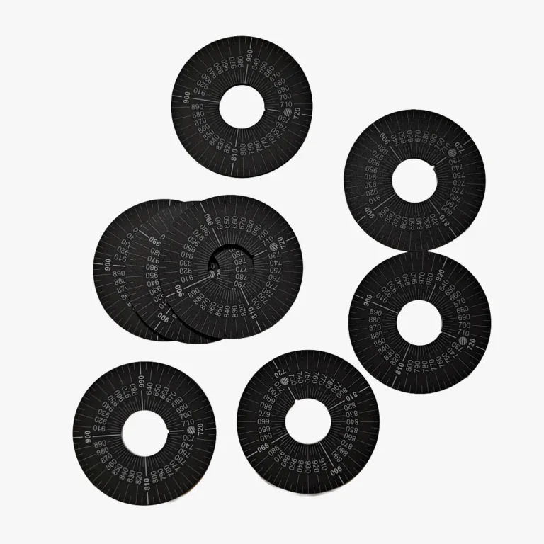 Metalizuoto plastiko diskai su graviruotomis techninėmis skalėmis.