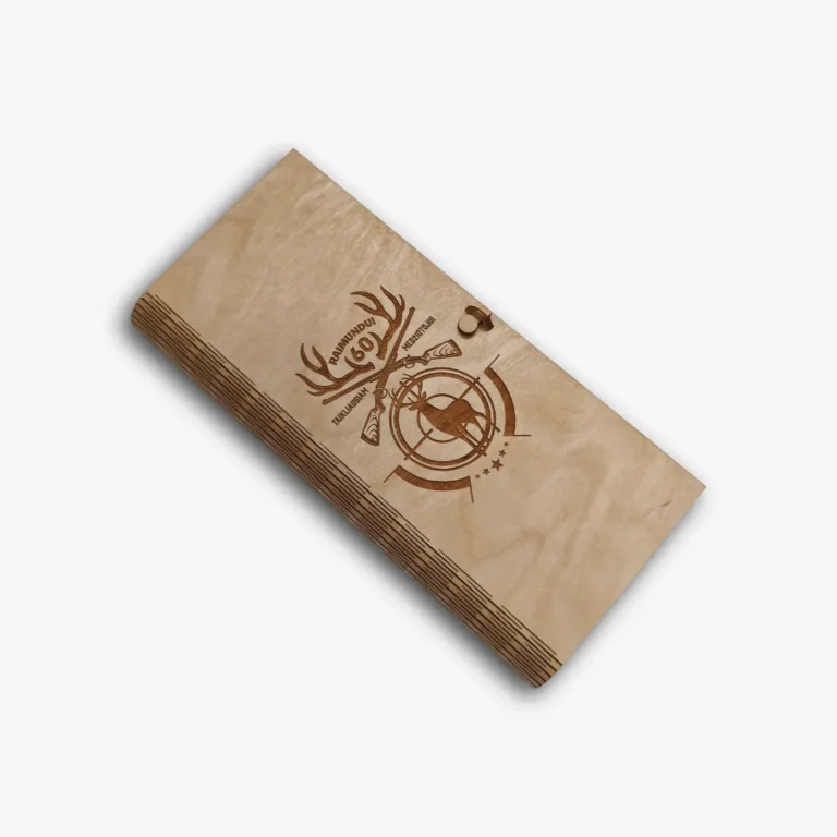 Faneros graviravimas lazeriu – personalizuotas vokas pinigams su individualiu dizainu.