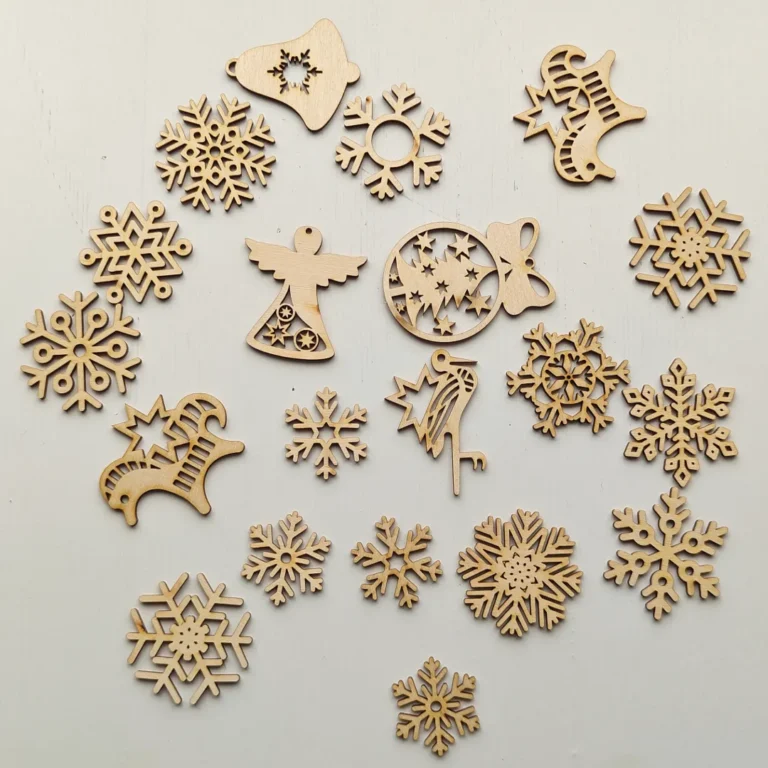 Individualaus dizaino kalėdiniai žaisliukai iš faneros, išpjauti lazeriu.