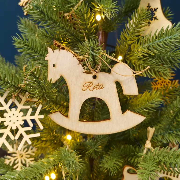 Faneros kalėdinis eglutės žaisliukas su vardu – lazerinis graviravimas.
