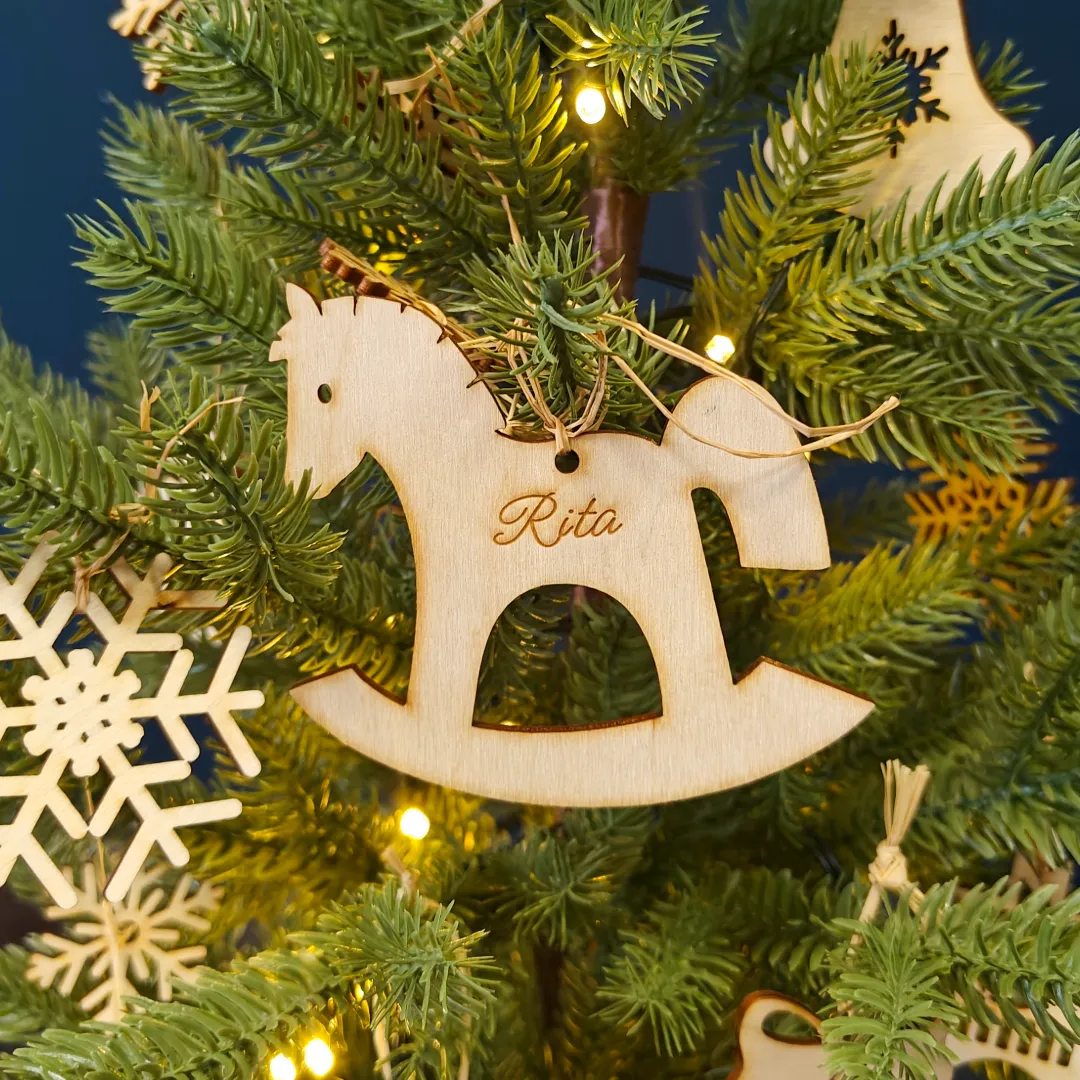 Faneros kalėdinis eglutės žaisliukas su vardu – lazerinis graviravimas.