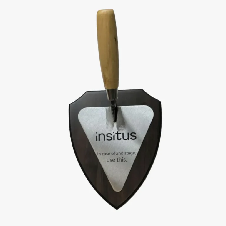 Metalo graviravimas lazeriu ant statybų įrankio – personalizuota dovana statybų vadovui