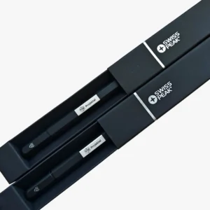 Graviravimas ant metalinių rašiklių su įmonės logotipu dėžutėse.