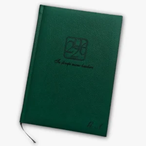 Graviravimas ant užrašų knygutės su inicialais ir personalizuotu tekstu.