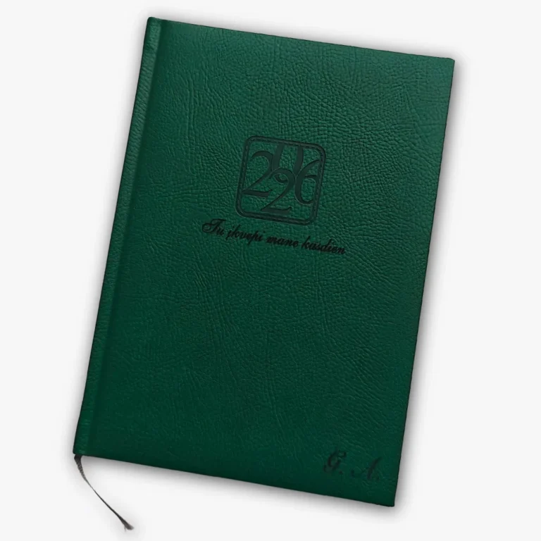 Graviravimas ant užrašų knygutės su inicialais ir personalizuotu tekstu.