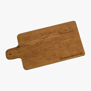 Medinė pjaustymo lentelė su graviruotu užrašu.