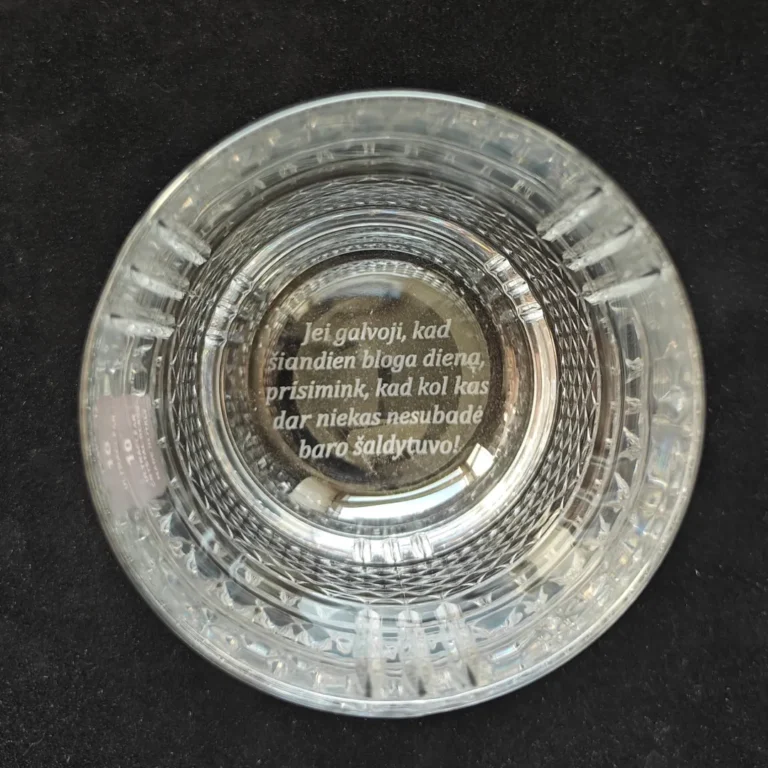 Graviruota viskio taurė su tekstu – lazerinis graviravimas ant stiklo.