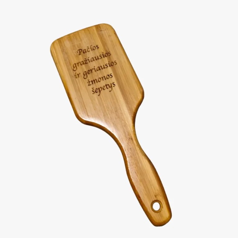 Medinis plaukų šepetys su graviruotu užrašu – personalizuota dovana.