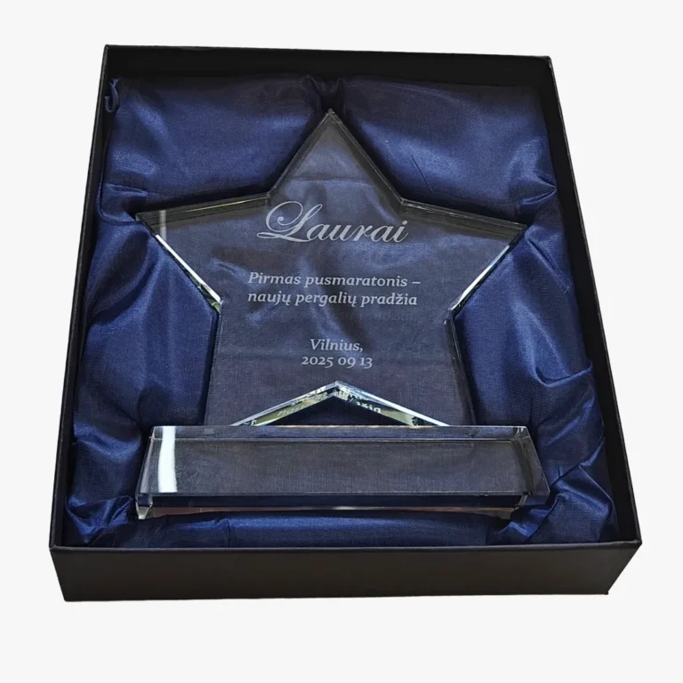 Stiklo graviravimas lazeriu ant stiklinio apdovanojimo su individualiu tekstu.