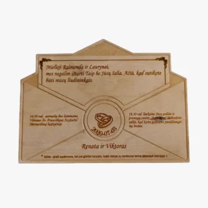 Graviruotas medinis vestuvių kvietimas liudininkams su personalizuotu tekstu ir žiedų dizainu