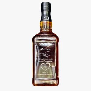 Graviruotas viskio butelis su individualiu užrašu – stiklo graviravimas lazeriu.