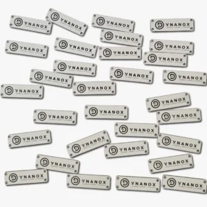 Graviruotos metalizuoto plastiko lentelės su logotipu.