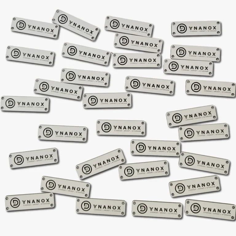 Graviruotos metalizuoto plastiko lentelės su logotipu.