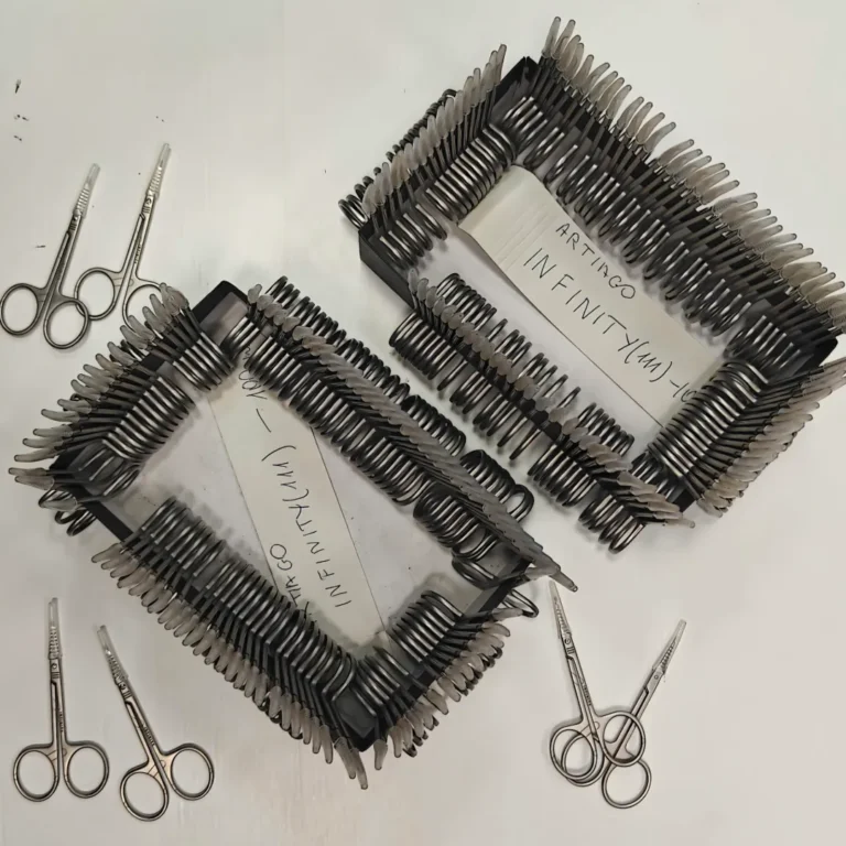 Serijinis manikiūro žirklučių graviravimas ant metalo įrankių.