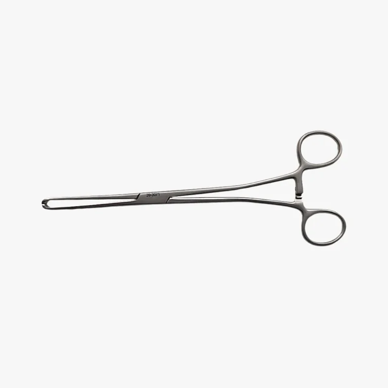 Medicinos įrankio graviravimas lazeriu ant metalo – tikslus žymėjimas.