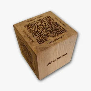 Medinė kaladėlė su graviruotu QR kodu, originalus reklaminis sprendimas verslui, pagamintas lazeriniu graviravimu Vilniuje