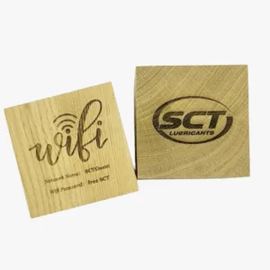 Medinės kaladėlės su graviruotu logotipu ir WiFi informacija.