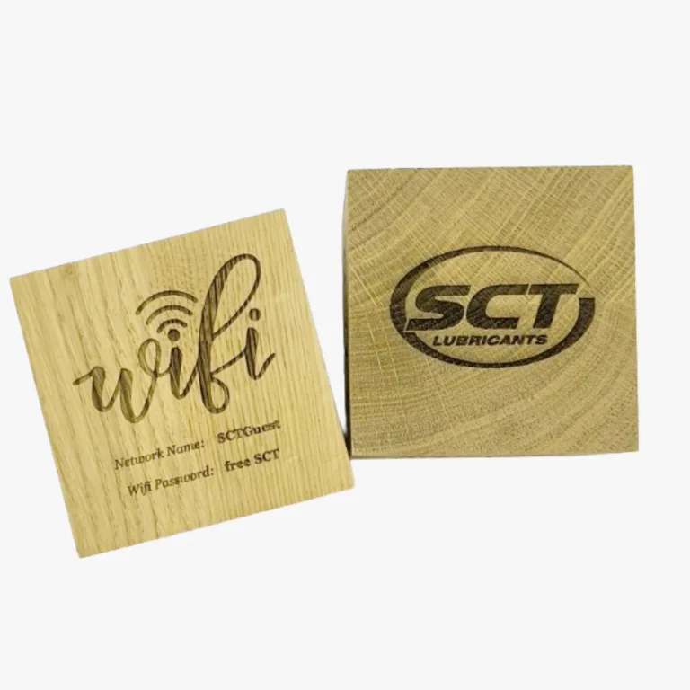 Medinės kaladėlės su graviruotu logotipu ir WiFi informacija.