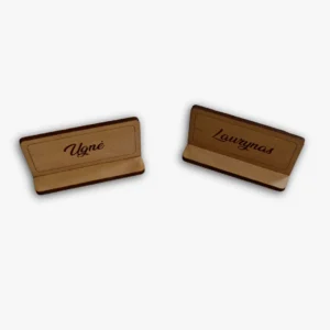 Medinės graviruotos vardų kortelės su stoveliais, skirtos vestuvių ar renginių stalo dekorui