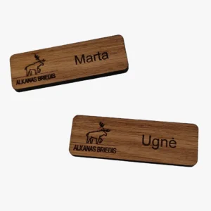 Medinės vardų kortelės su graviravimu ir logotipu darbuotojams.