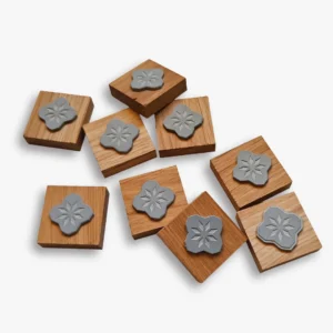 Individualūs antspaudai iš medžio su graviruota gumine dalimi.