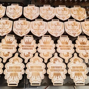 Individualūs mediniai medaliai su lazeriniu graviravimu.