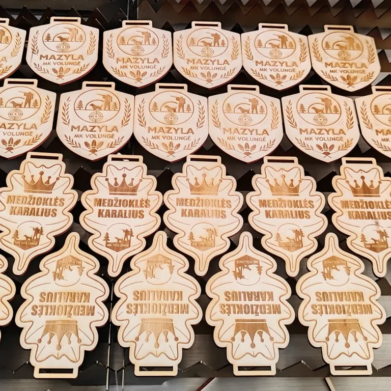 Individualūs mediniai medaliai su lazeriniu graviravimu.