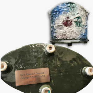 Metalizuoto plastiko lentelė su graviravimu – dedikuota dovana su tekstu.