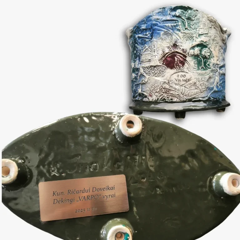 Metalizuoto plastiko lentelė su graviravimu – dedikuota dovana su tekstu.