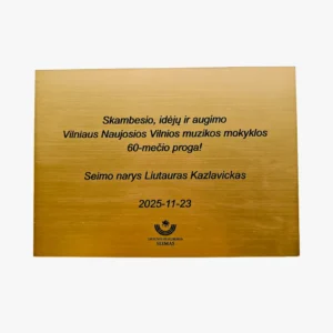 Metalizuoto plastiko lentelė su graviravimu – informacinė ir reprezentacinė plokštė.