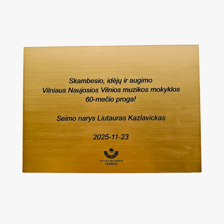 Metalizuoto plastiko lentelė su graviravimu – informacinė ir reprezentacinė plokštė.