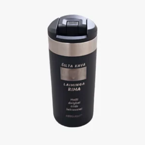 Metalo graviravimas lazeriu ant termopuodelio su personalizuotu tekstu.