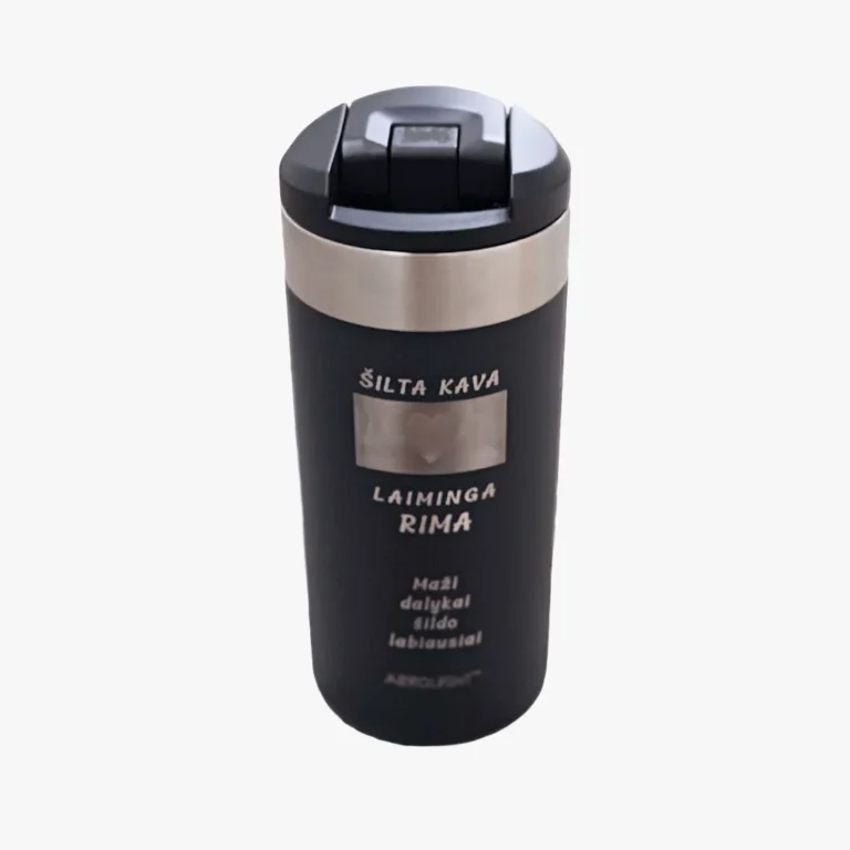 Metalo graviravimas lazeriu ant termopuodelio su personalizuotu tekstu.