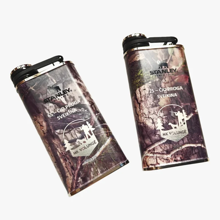 Metalo graviravimas lazeriu ant gertuvių su logotipu ir tekstu.