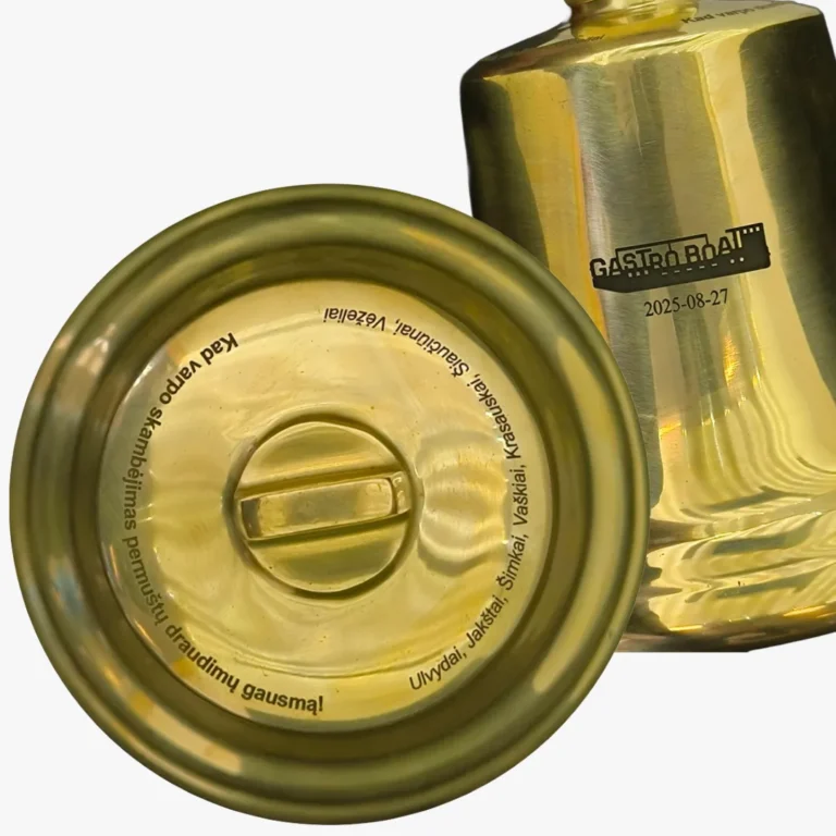 Metalo graviravimas lazeriu ant metalinio varpo su logotipu ir tekstu.