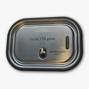 Metalo graviravimas ant maisto dėžutės – personalizuotas užrašas dovanai.