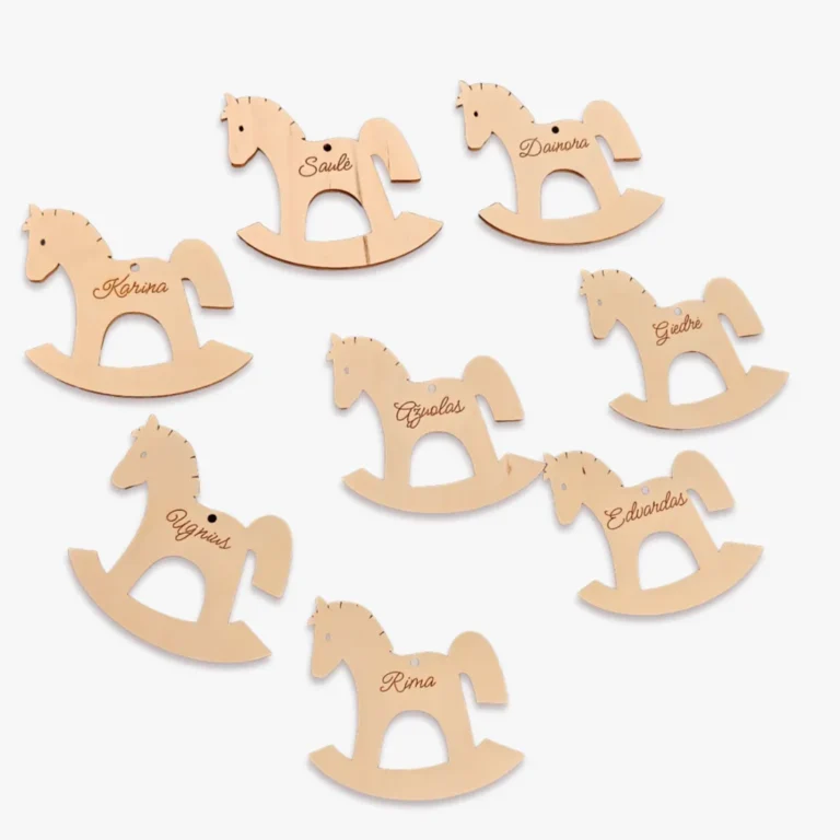 Mediniai Kalėdų eglutės žaisliukai su išgraviruotais vardais.