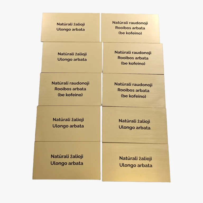 Plastiko graviravimas lazeriu – Rawmark informacinės lentelės su tekstu.