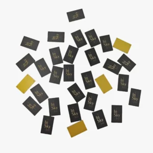 Plastiko graviravimas lazeriu – lentelės su logotipu ir serijinė gamyba.