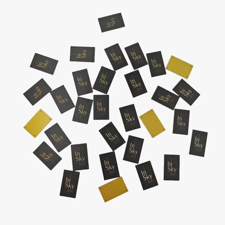 Plastiko graviravimas lazeriu – lentelės su logotipu ir serijinė gamyba.